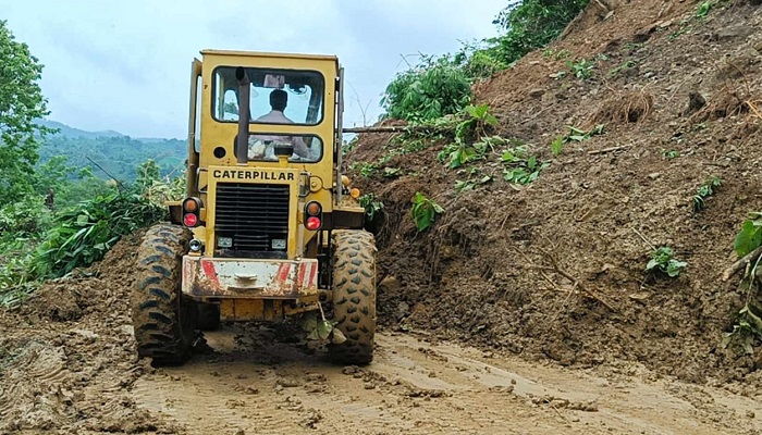 খাগড়াছড়িতে পাহাড় ধসে সড়ক যোগাযোগ বন্ধ
