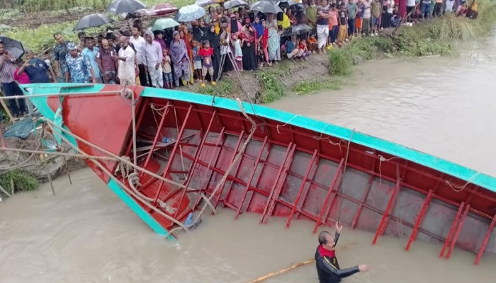 ডুবে যাওয়া ট্রলার উদ্ধার, এখনো নিখোঁজ ৫