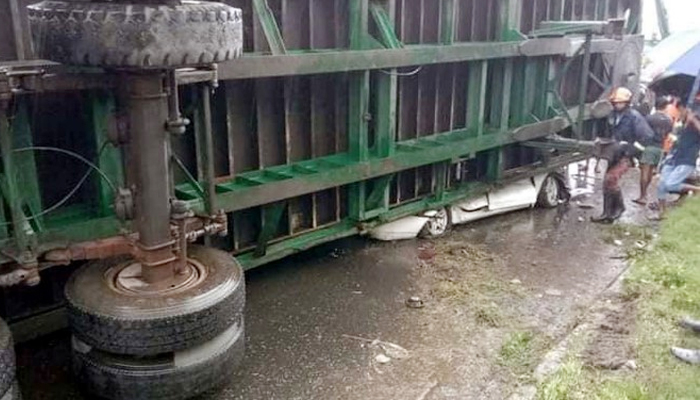 প্রাইভেট কারের ওপর কন্টেইনার, শিশুসহ অক্ষত ৪