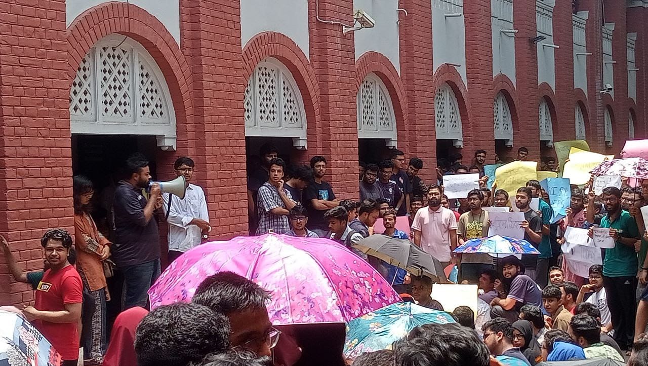 উত্তাল বুয়েট, ক্লাস বর্জন করে শিক্ষার্থীদের বিক্ষোভ