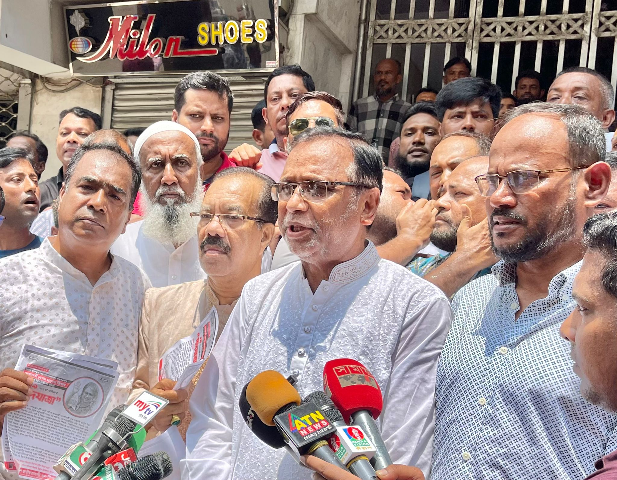 খালেদা জিয়ার সুচিকিৎসার দাবিতে ঢাকায় লিফলেট বিতরণ