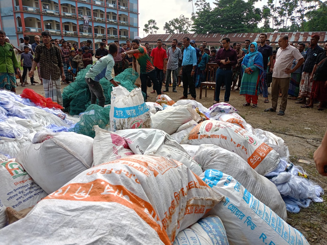 শান্তিগঞ্জে কোটি টাকার কারেন্ট জাল জব্দ, আগুনে পুড়িয়ে ধ্বংস