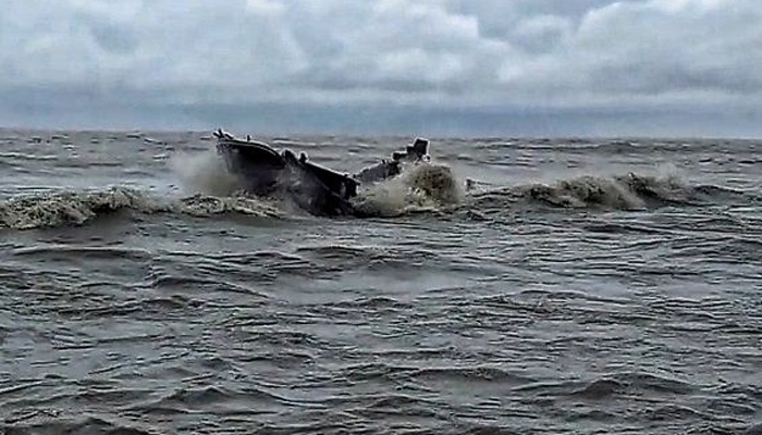 বাল্কহেডের ধাক্কায় পিকনিকের ট্রলারডুবি
