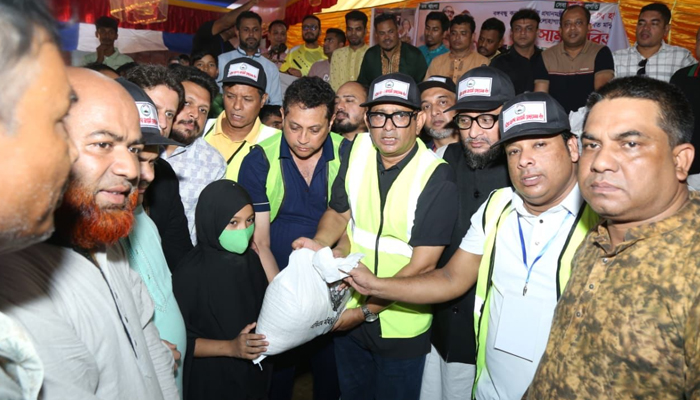 সাতকানিয়া-লোহাগড়ায় স্বেচ্ছাসেবক লীগের ত্রাণ পেল ২ হাজার পরিবার