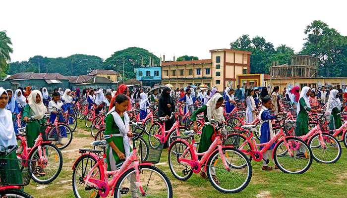 মহম্মদপুরে মেধাবী শিক্ষার্থীদের ২০০ বাইসাইকেল বিতরণ