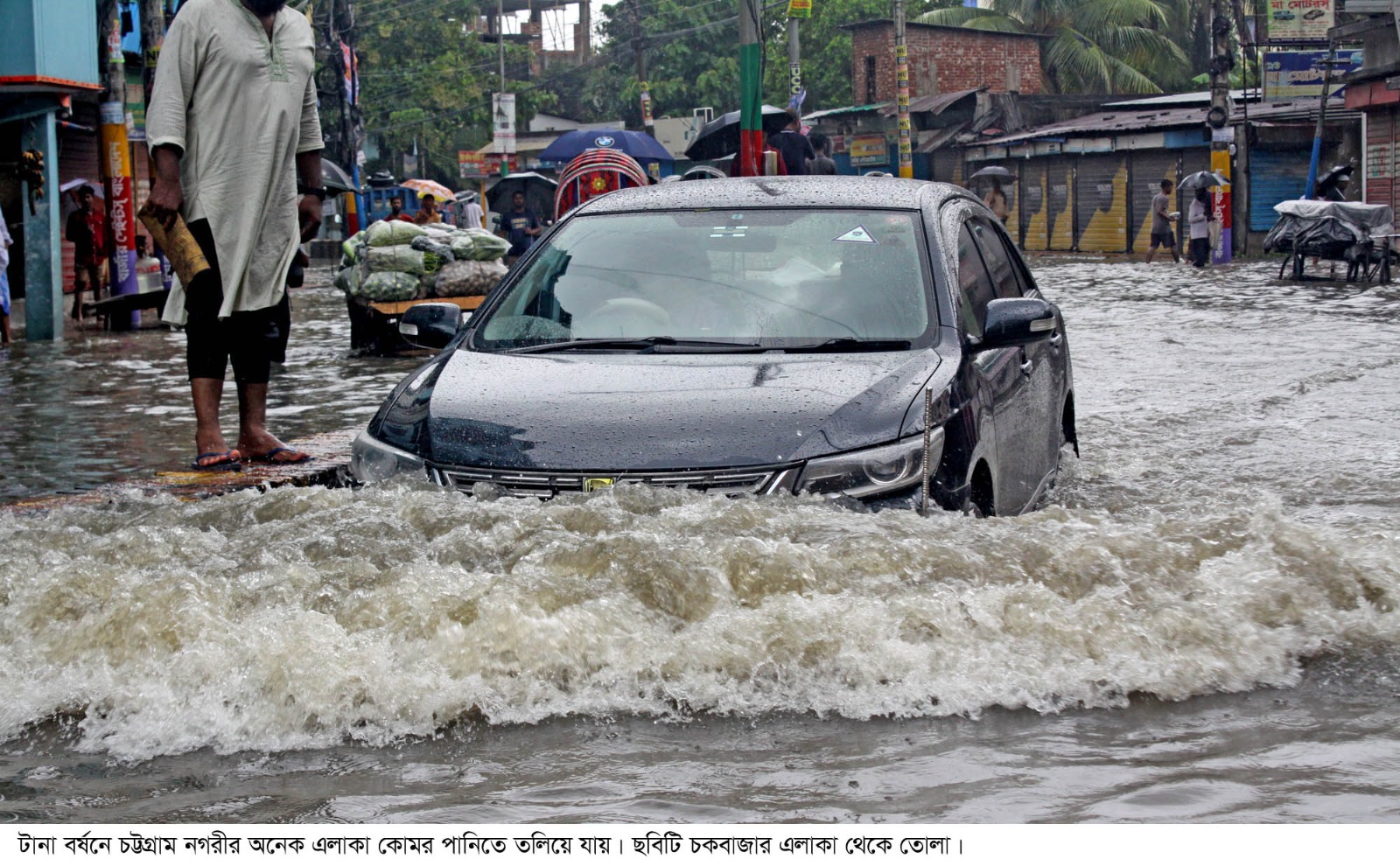 বৃষ্টি হলেই ডুবছে বন্দরনগরী, চরম দুর্ভোগ