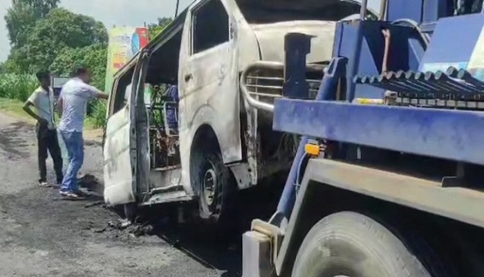 নাটোরে বিএনপির রোডমার্চের গাড়িতে হামলা-অগ্নিসংযোগ