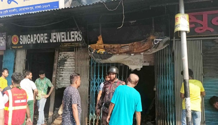 মোহাম্মদপুরে আগুন নিয়ন্ত্রণে যোগ দিয়েছে র্যাব, পুলিশ ও বিজিবি