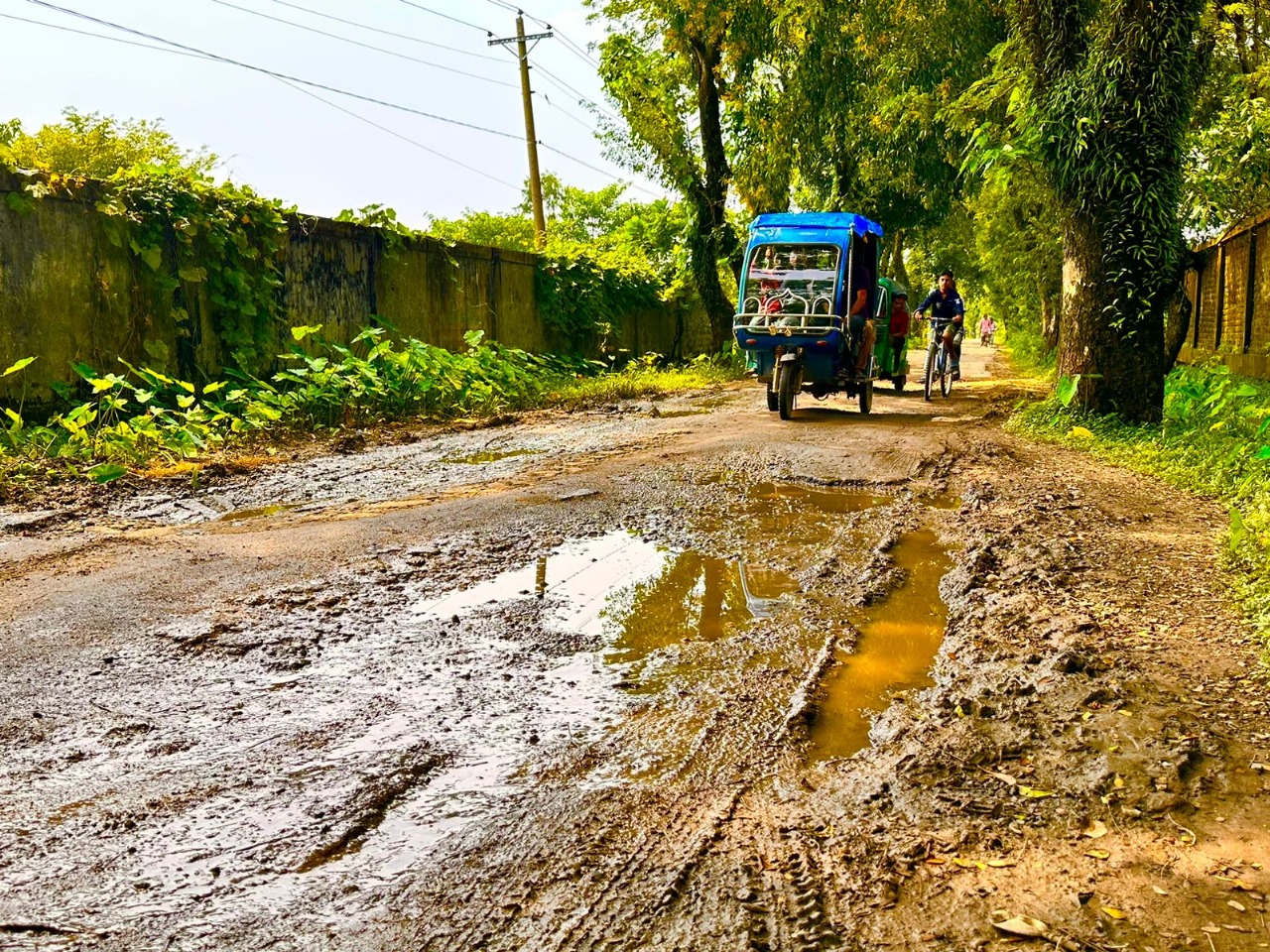 শান্তিগঞ্জ-ডুংরিয়া রাস্তা সংস্কারের অভাবে চলাচলে দুর্ভোগ