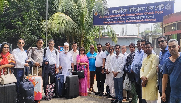 আগরতলায় পৌঁছেছে জাতীয় প্রেসক্লাব দল