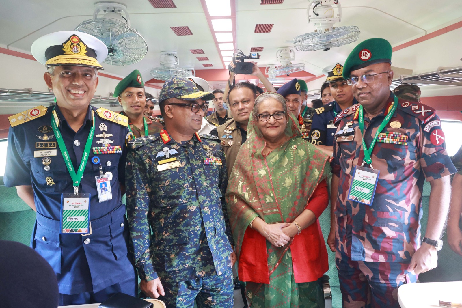 প্রধানমন্ত্রীর সঙ্গে তিন বাহিনী প্রধানদের ফটোসেশন
