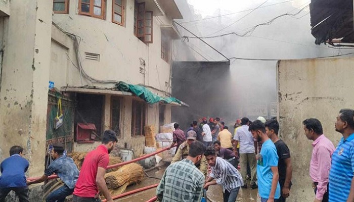 কাকরাইলে এস এ পরিবহনে লাগা আগুন নিয়ন্ত্রণে
