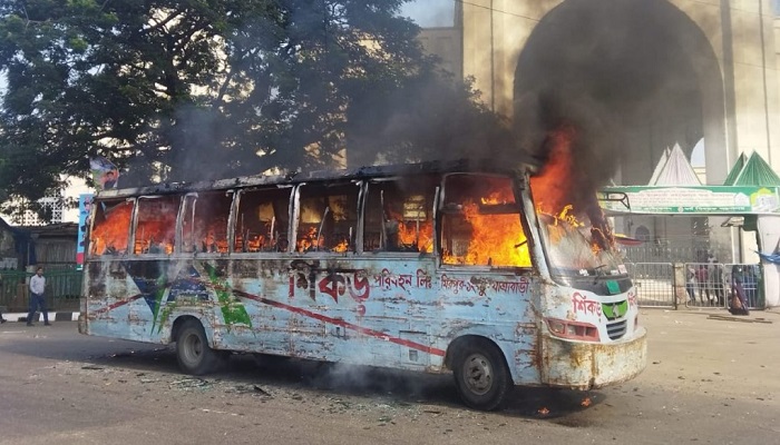 শিকড় পরিবহনের চলন্ত বাসে আগুন