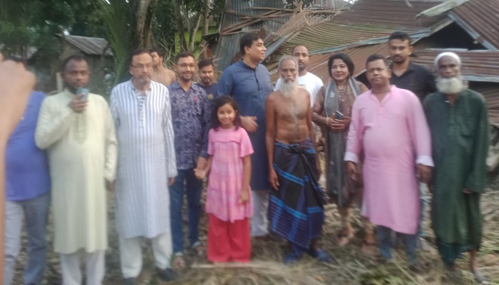আলফাডাঙ্গায় ভয়াবহ ঘূর্ণিঝড়, ক্ষতিগ্রস্তদের মাঝে ছুটে যান মোস্তাক