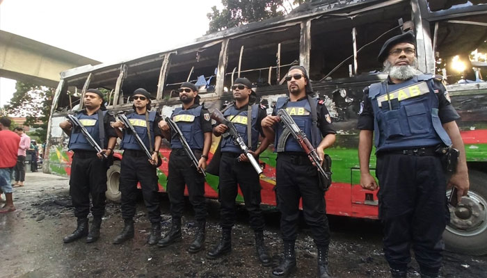 জাতীয় ঈদগাহের সামনে যাত্রী নামিয়ে বাসে আগুন