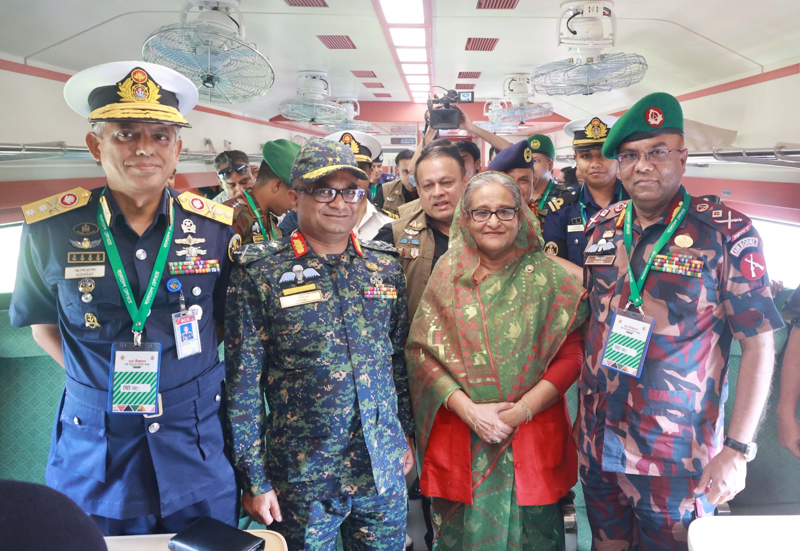 প্রধানমন্ত্রীর সঙ্গে তিন বাহিনী প্রধানদের ফটোসেশন