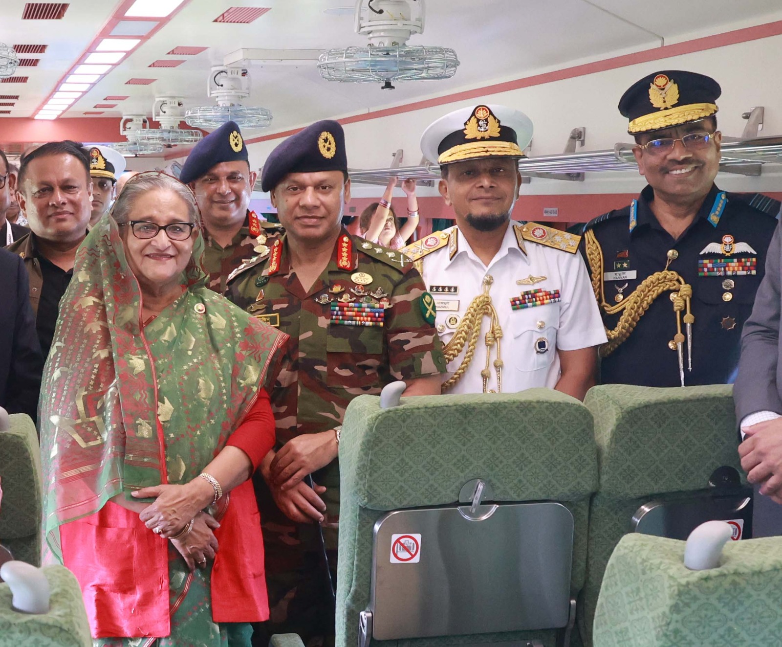 প্রধানমন্ত্রীর সঙ্গে তিন বাহিনী প্রধানদের ফটোসেশন