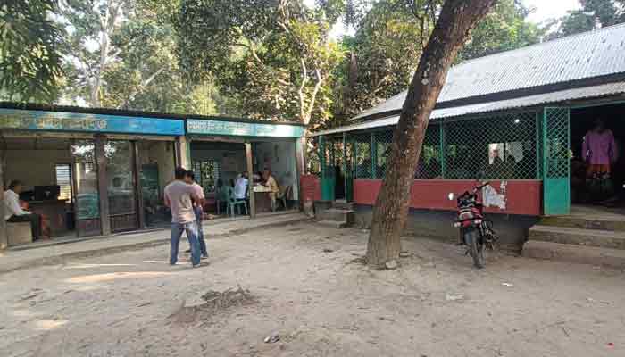 বরংগাইল সাবরেজিস্ট্রি চত্বরে দলিল লেখকদের ব্যক্তিগত প্রতিষ্ঠান!