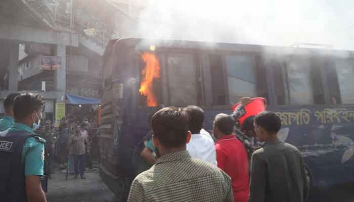 মিরপুরে বাসে আগুন