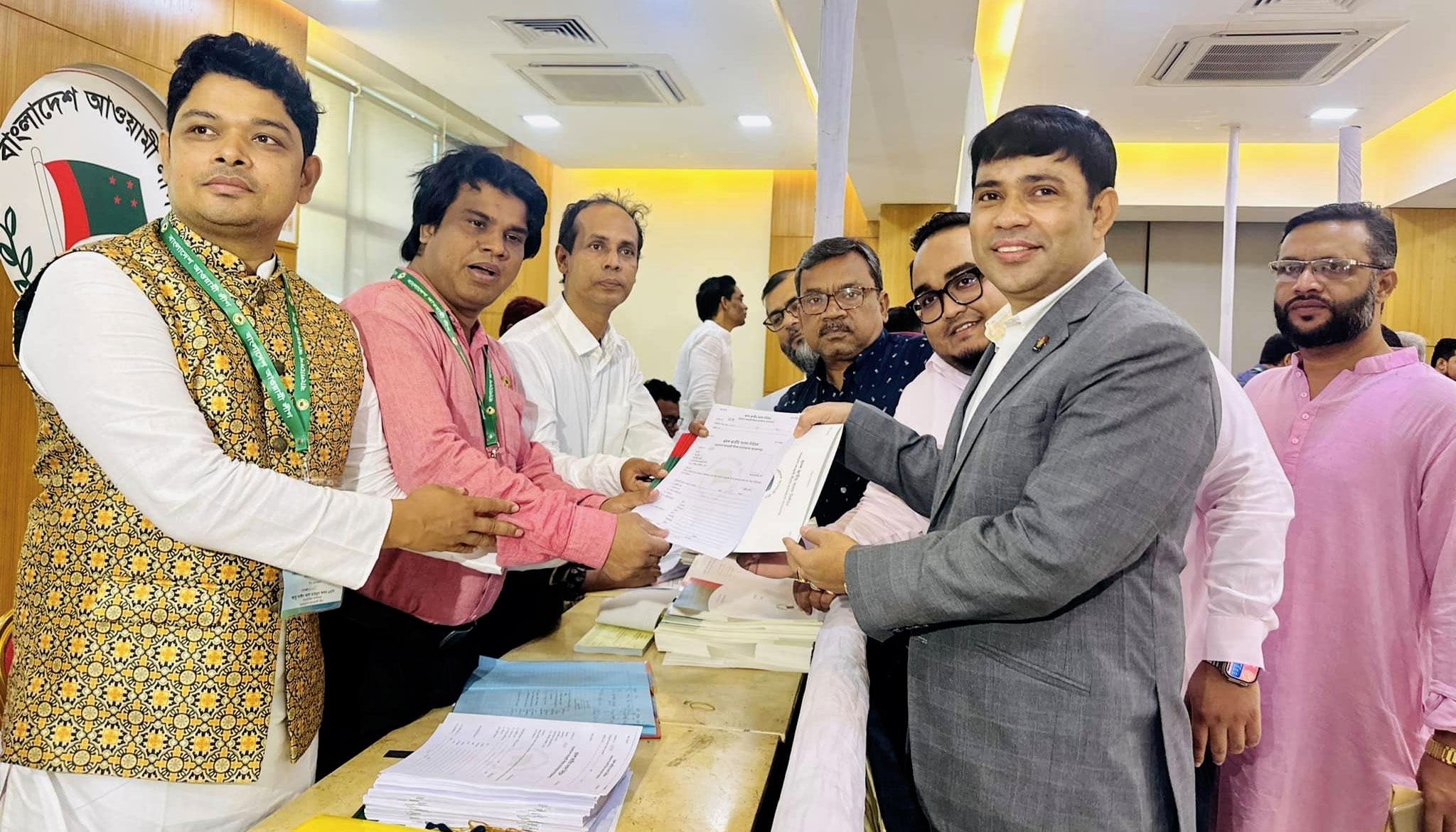 আ.লীগের মনোনয়ন ফরম নিলেন দেলোয়ার হোসেন ফারুক