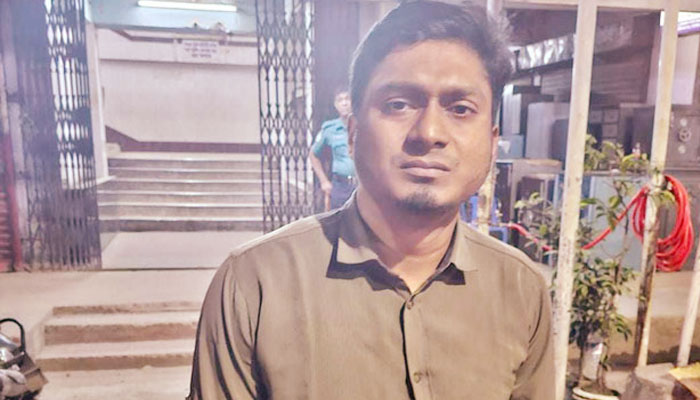বাসে আগুন দিতে গিয়ে হাতেনাতে ধরা ছাত্রদল নেতা