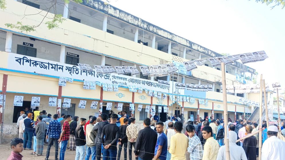 কেন্দ্রগুলোতে ভোটারদের দীর্ঘ লাইন