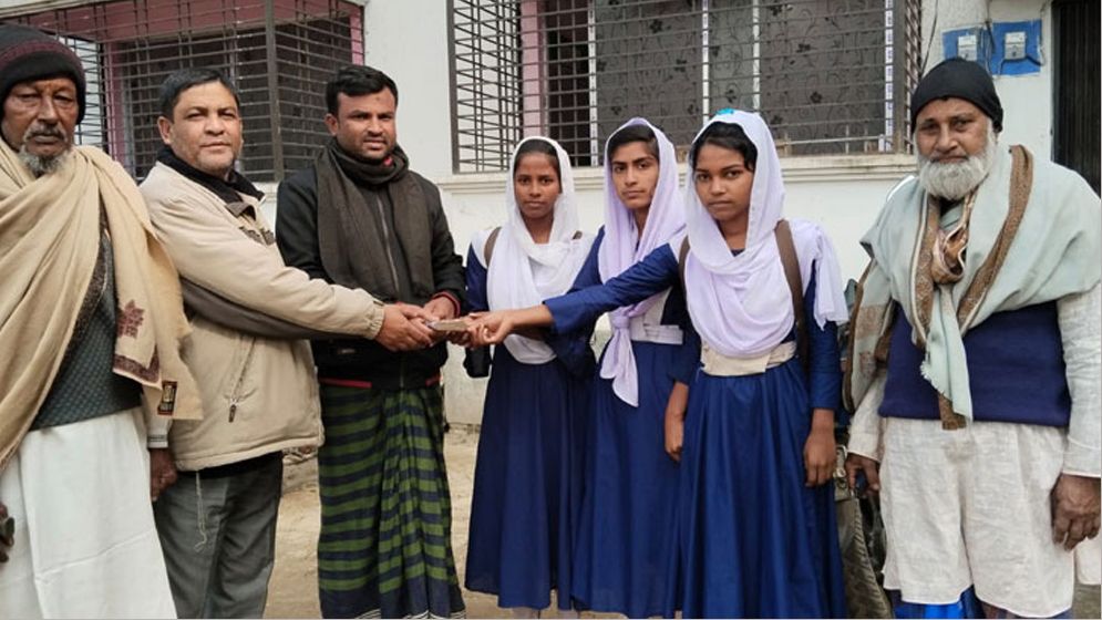 কুড়িয়ে পাওয়া ৮০ হাজার টাকা ফিরিয়ে দিলেন স্কুল ছাত্রী