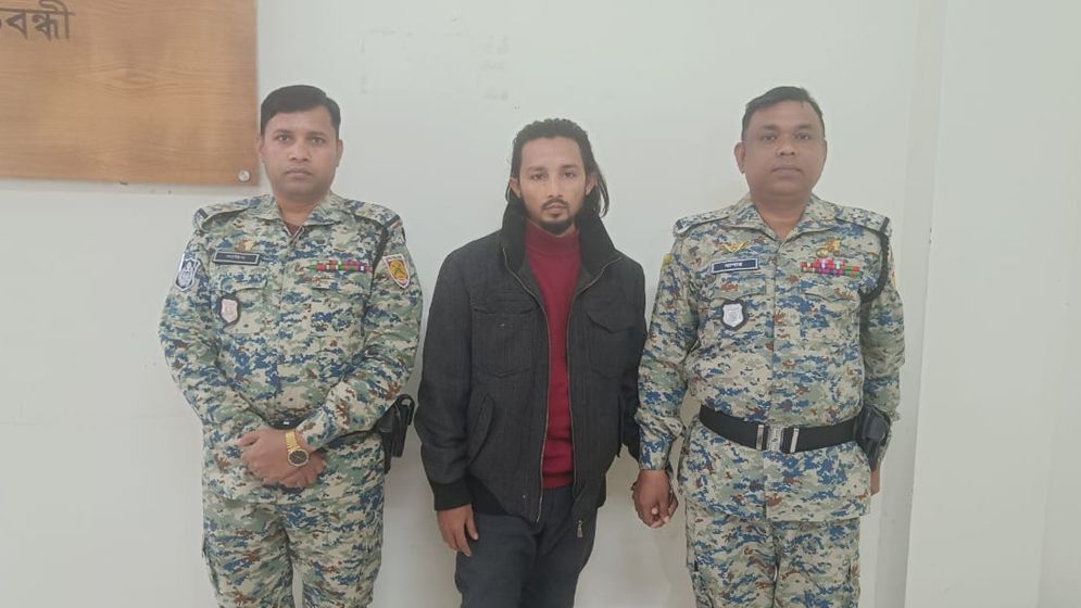 জুড়ীতে আর্মড পুলিশের অভিযানে মানব পাচারকারী রুয়েল আটক