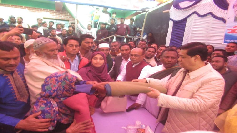 মনপুরায় শীতার্তদের মাঝে কম্বল বিতরণ করলেন এমপি জ্যাকব