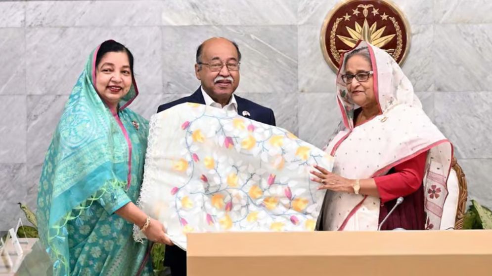 টাঙ্গাইল শাড়িসহ ৩ পণ্যের জিআই সনদ পেল বাংলাদেশ
