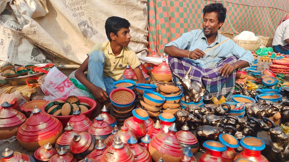 মধ্যনগরে জমে উঠেছে শতবর্ষী ফাল্গুনী মেলা