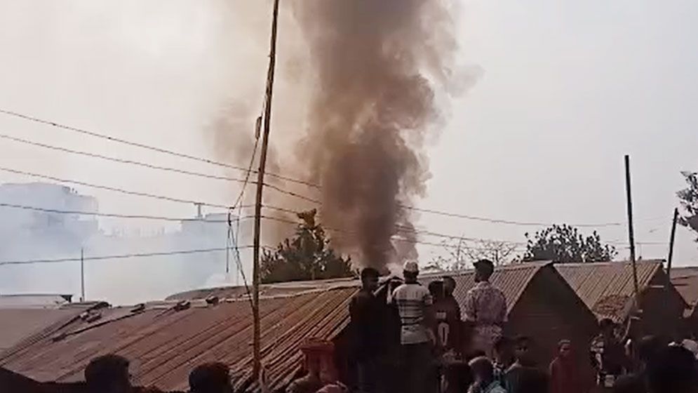 রাজধানীর ঝিলপাড় বস্তিতে আগুন