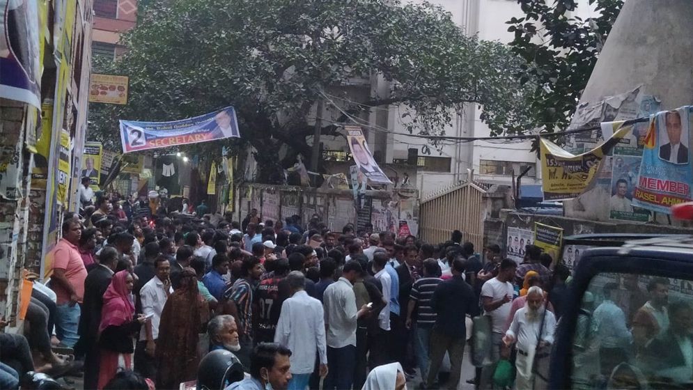 রাজধানীর বিভিন্ন রেস্টুরেন্টে অভিযান, ৪৪৪ জনকে জরিমানা