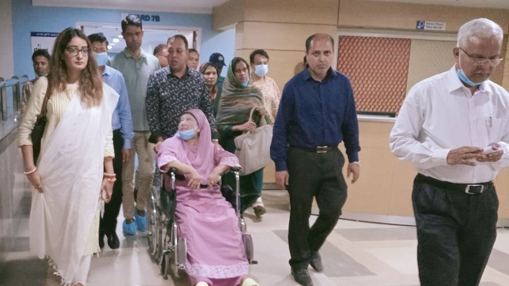 হাসপাতাল থেকে বাসায় খালেদা জিয়া