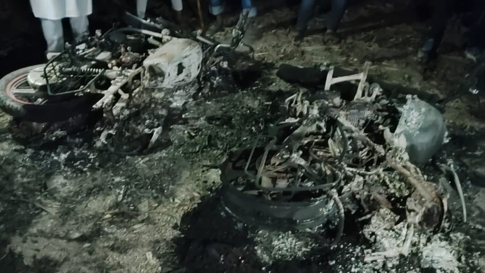 দেবিদ্বারে আনারস প্রতীকের দুই সমর্থকের মটরসাইকেল পুড়িয়ে দিয়েছে প্রতিপক্ষ