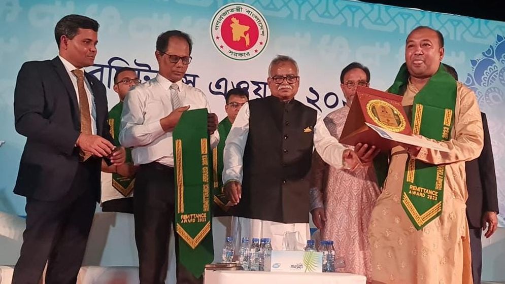 দুবাইয়ে রেমিট্যান্স অ্যাওয়ার্ড পেলেন মোহাম্মদ ইব্রাহিম