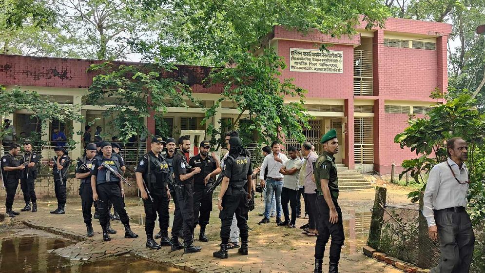 কেন্দ্র থেকে নির্বাচনী সরঞ্জাম ছিনতাই, ভোট স্থগিত
