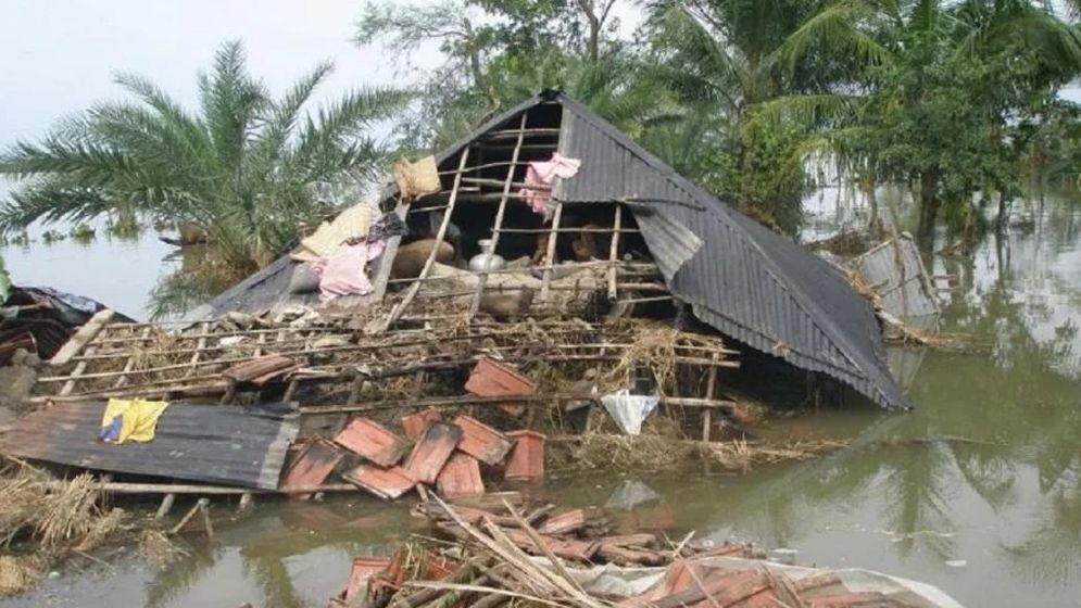 ক্ষতিগ্রস্ত অনেক পরিবারের রাত কাটছে বেড়িবাঁধে