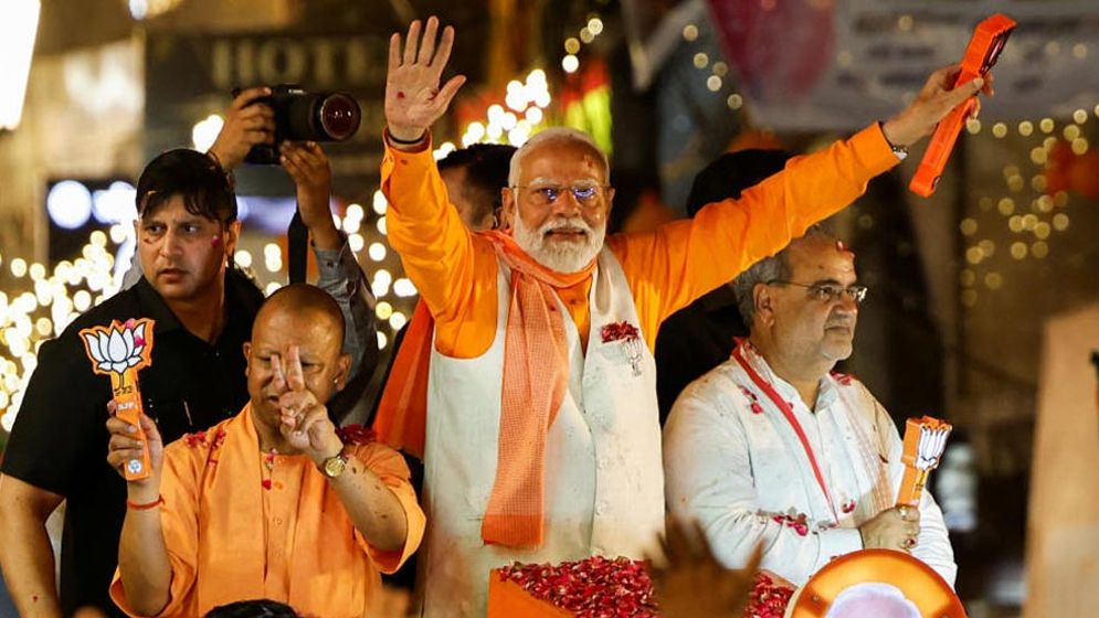 বিশাল শোডাউনের মধ্য দিয়ে মোদির মনোনয়নপত্র জমা