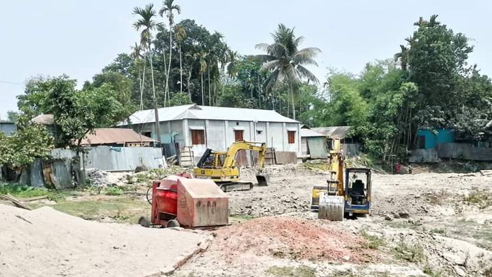 সুন্দরগঞ্জে বার বার থেমে যাচ্ছে মডেল মসজিদের কাজ