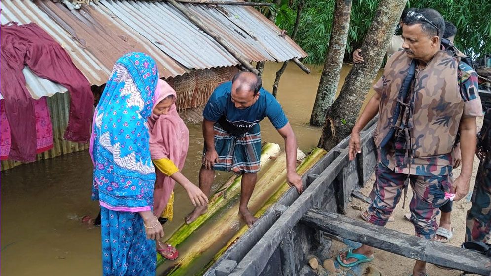 সিলেটে বানভাসি অসহায় মানুষের পাশে বিজিবি