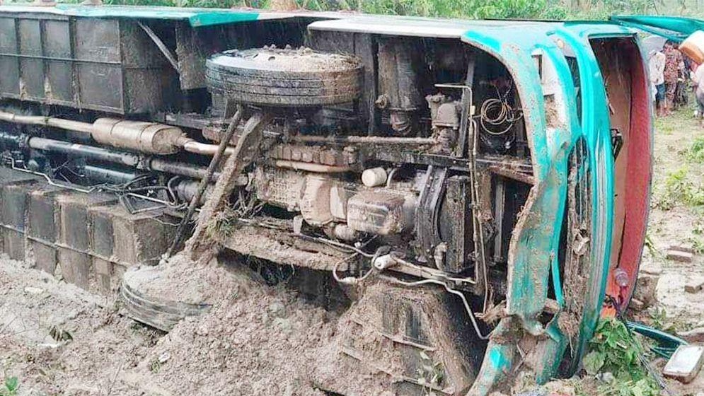 যশোরে বাস উল্টে নিহত ২