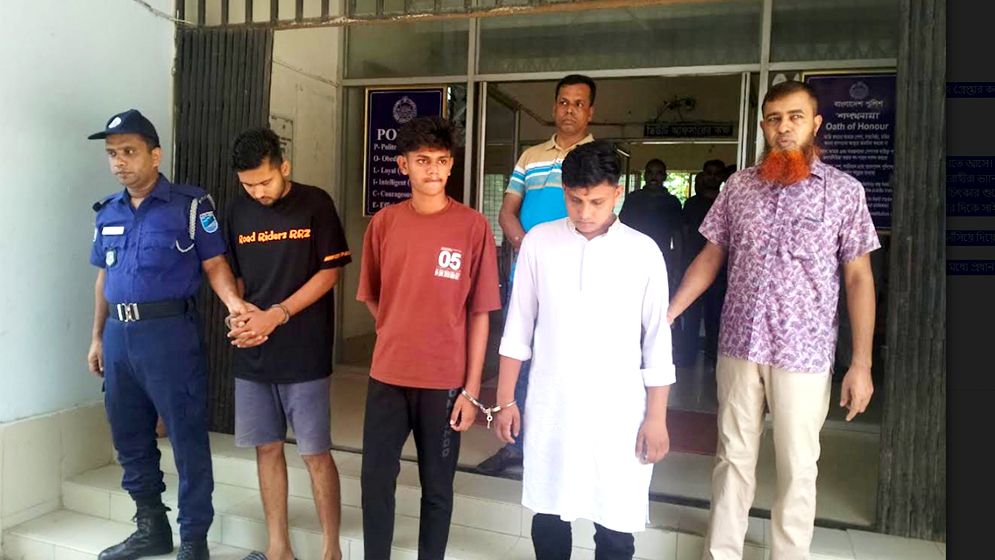 মাদরাসাছাত্রীকে ধর্ষণ চেষ্টায় চেয়ারম্যানপুত্রসহ গ্রেপ্তার ৩