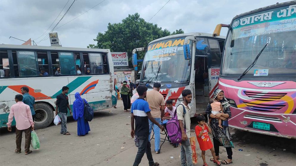 যাত্রীদের চাপ বাস কাউন্টারে, বেশি ভাড়া নেয়ার অভিযোগ