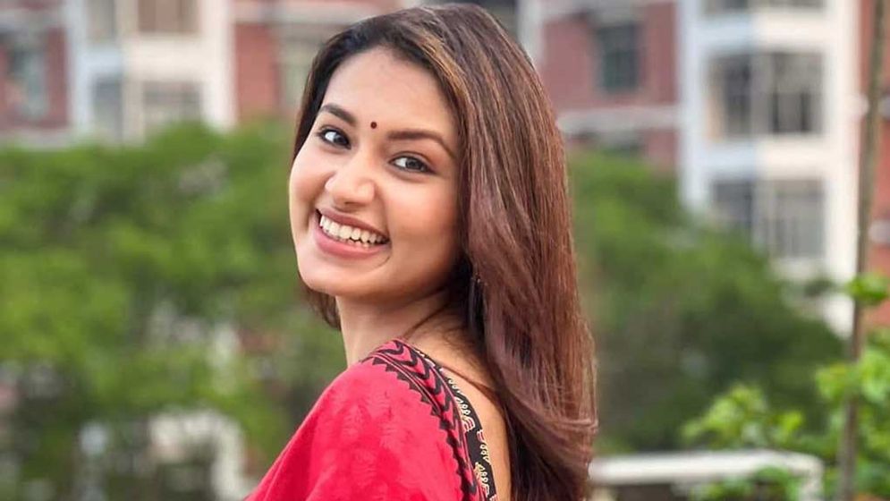 স্টেজে ফারিণের বেসুরো গান, সমালোচনার ঝড়
