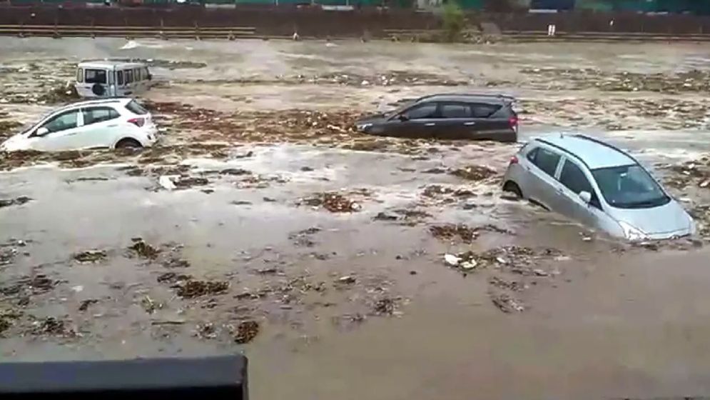 হরিদ্বারে ভারি বৃষ্টি, ভেসে গেছে মাইক্রোবাস
