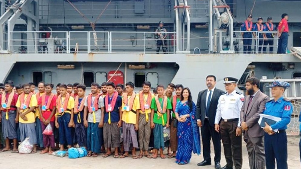 দেশে ফিরেছেন মিয়ানমারে কারাবন্দী ৪৫ বাংলাদেশি