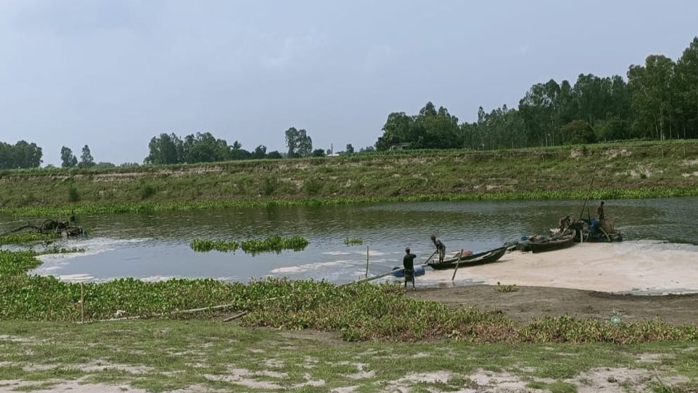 মানিকগঞ্জে ভূমি অফিসের নাকের ডগায় ড্রেজার বাণিজ্য