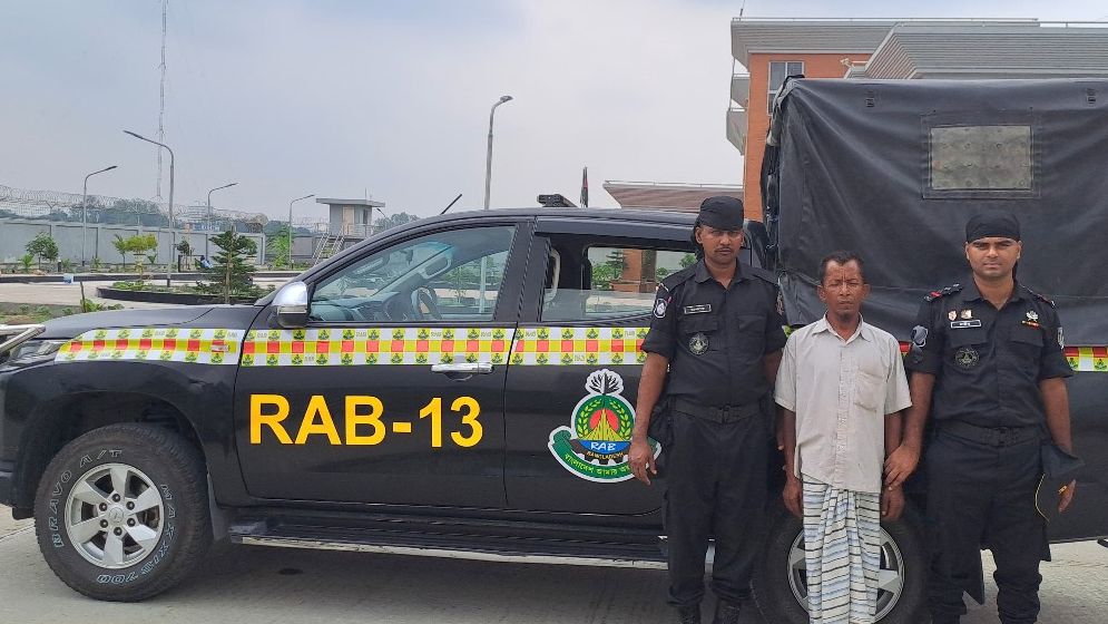নীলফামারীতে ফেন্সিডিলসহ শীর্ষ মাদক ব্যবসায়ী গ্রেপ্তার