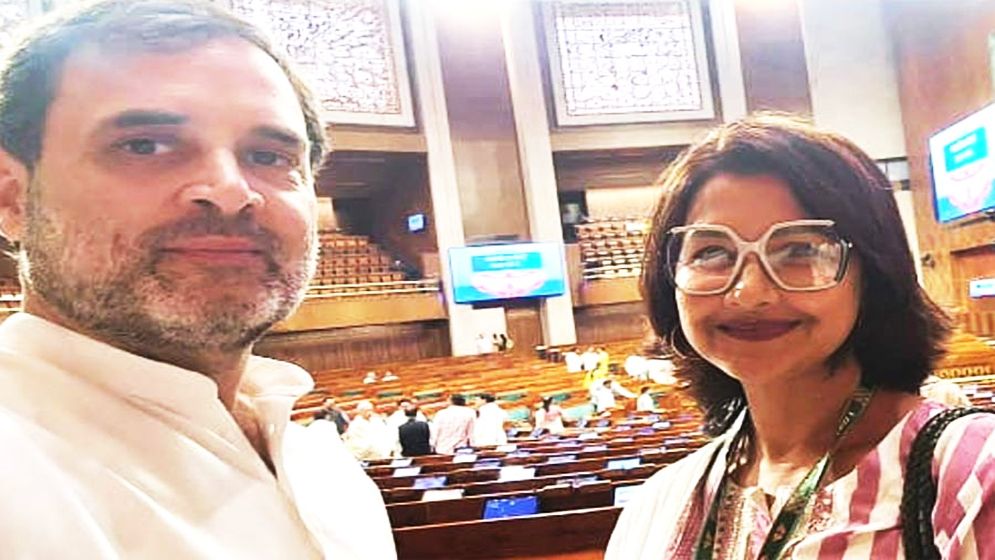 নিজেই হাত থেকে ফোনটা নিয়ে ছবি তুললেন রাহুল গান্ধী : রচনা